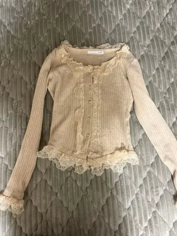 by munir 베이지 레이스 니트