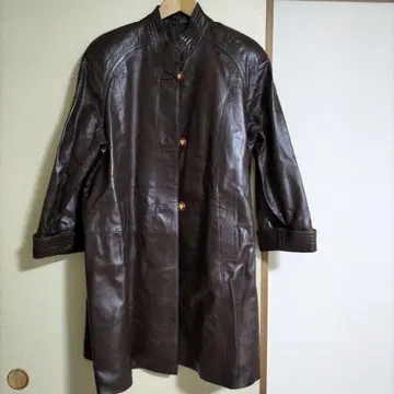 브라운 양가죽 코트 버튼 포함