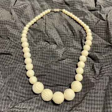 화이트 볼형 목걸이