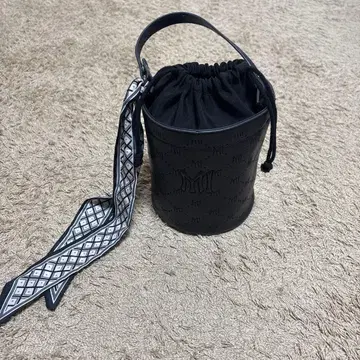 버킷형 드로우 스트링 백 블랙