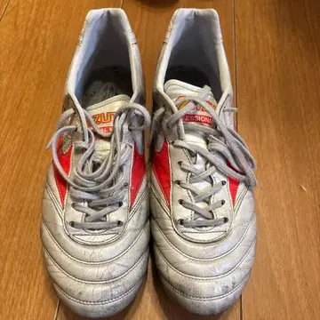 미즈노 모렐리아 실버/레드 스파이크 슈즈