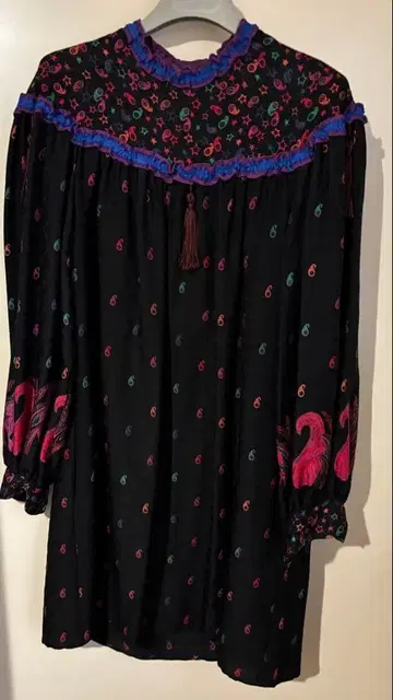 긴팔 무릎 기장 원피스 블랙 태슬 포함