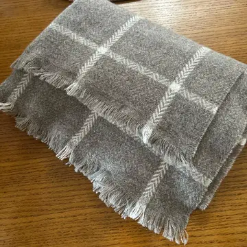 그레이 체크 무늬 프린지 달린 머플러