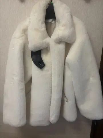 CULLN 화이트 인조 모피 자켓