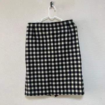 [새상품급] 블랙과 화이트 체크 무늬 타이트 스커트