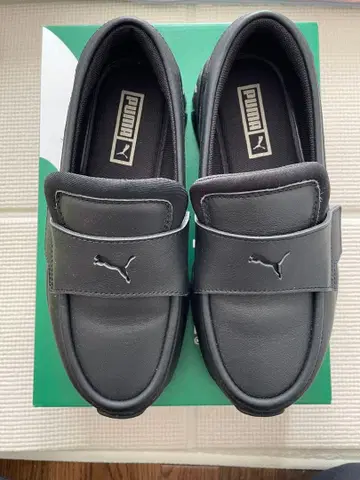 PUMA 블랙 로퍼 타입 스니커즈