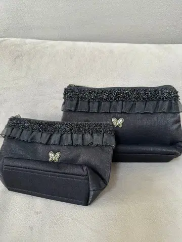 안나수이 프릴 장식 블랙 파우치 2개 세트