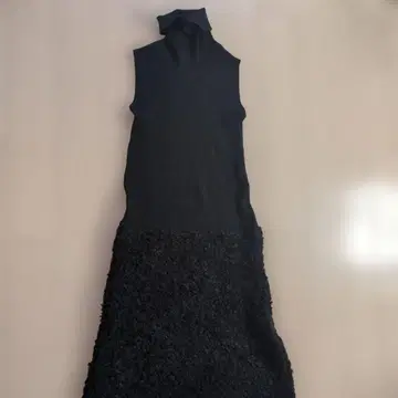 블랙 니트 터틀넥 슬리브리스 원피스