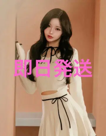 미개봉 새상품 허리 오픈 리본 디자인 니트 미니 원피스