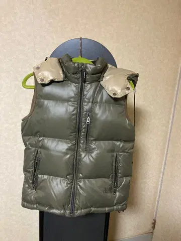 올리브 그린 후드 부착 다운 베스트