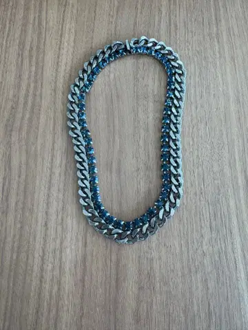 파란 스톤이 달린 실버 체인 목걸이