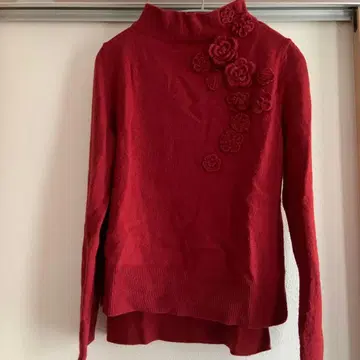 빨간색 꽃 모티브 터틀넥 스웨터