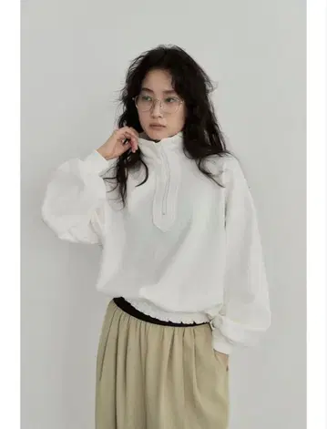 이번 시즌 완판 MEER. ZIPPED SWEATSHIRT 화이트