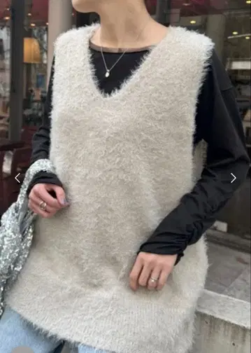 아이보리 V넥 니트 베스트