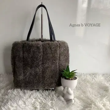 Agnes b. VOYAGE 인조 모피 핸드백