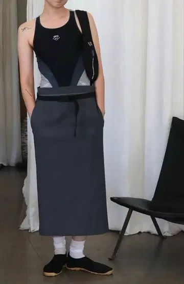 후미카 우치다 ZIPPED BACK SLIT MIDI SKIRT
