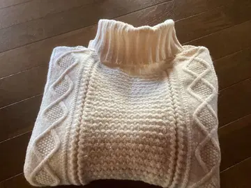 화이트 케이블 니트 터틀넥 스웨터