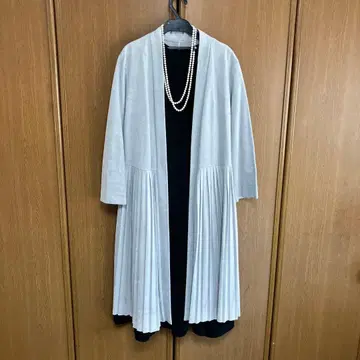 그레이 플리츠 디자인 롱 코트