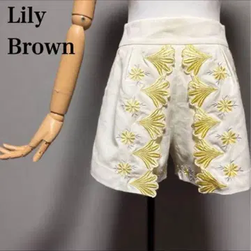 새상품급 Lily Brown 자수 숏팬츠 화이트 골드 S 리조트