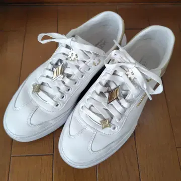 SKECHERS 화이트 골드 스니커즈