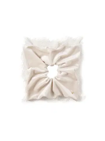 MUCHA (뮤샤) 벨로아 레이스 스퀘어 스크런치 화이트