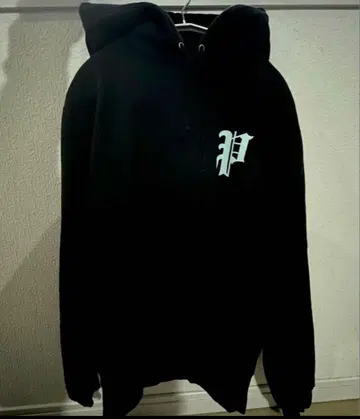 블랙 후드티 P 로고 VHATRNK
