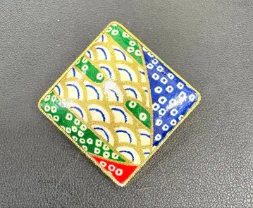 컬러풀 다이아몬드형 브로치