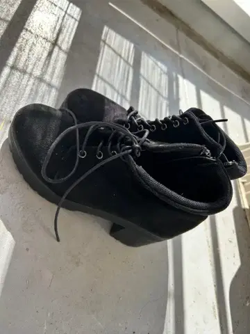 블랙 스웨이드 레이스업 부츠