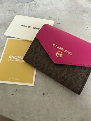 마이클코어스 핑크 브라운 키케이스