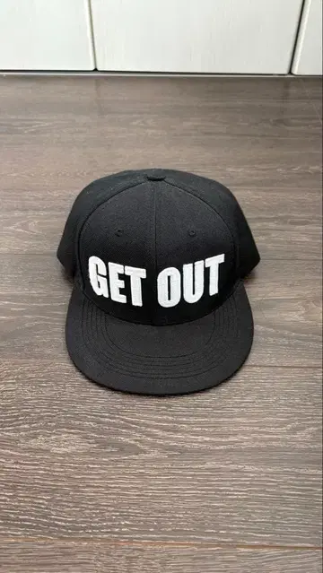 GET OUT 스냅백 캡 블랙
