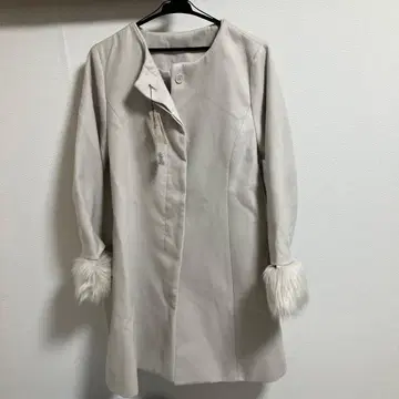 퍼 달린 화이트 롱 코트