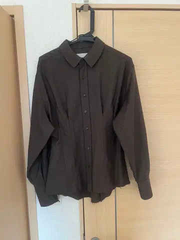 브라운 긴팔 셔츠 턱 포함