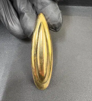 금속제 유선형 브로치