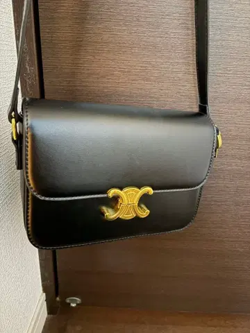 블랙 숄더백 플랩식