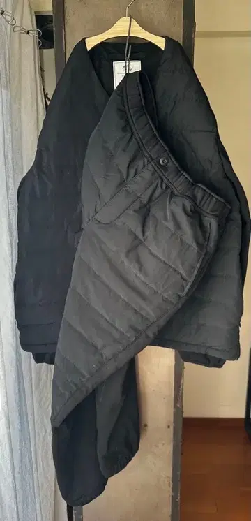 블랙 퀼팅 자켓과 팬츠 셋업