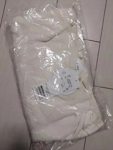 화이트 니트 긴팔 스웨터 새상품