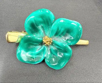 그린 컬러 꽃 모양 브로치