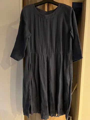 tumugu: 다크 블루 7부 소매 플레어 원피스