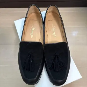 태슬 장식 블랙 가죽 로퍼