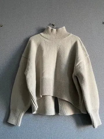 어반 리서치 아이보리 터틀넥 니트 크롭 기장