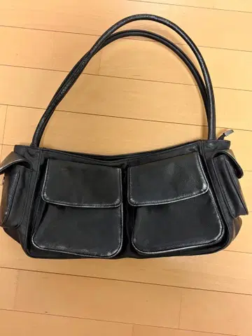 블랙 핸드백 포켓 부착