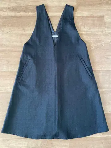 BEAUTY&YOUTH 블랙 V넥 원피스