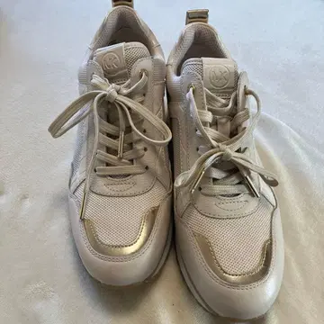 MICHAEL KORS 화이트/골드 스니커즈