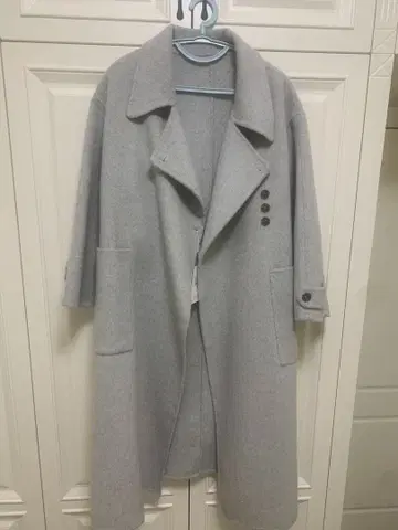 그레이 롱 코트 버튼 포함