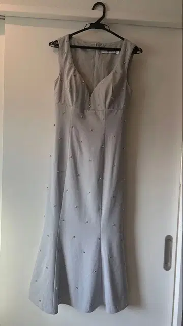 비즈 장식이 있는 그레이 머메이드 드레스