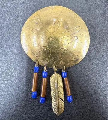 놋쇠 브로치 깃털과 비즈 포함