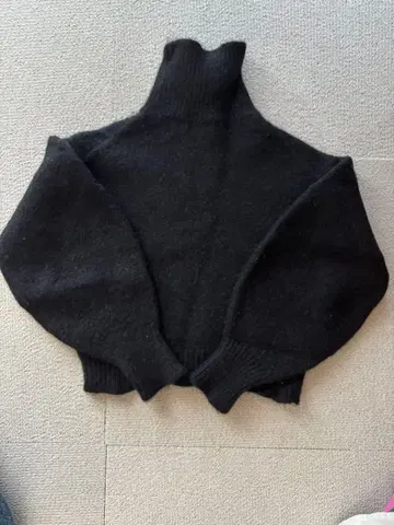 kone x 하야사카 카스 블랙 터틀넥 스웨터