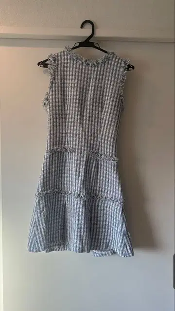 체크 무늬 프릴 슬리브리스 드레스