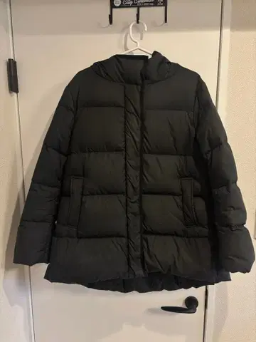 후드 부착 블랙 다운 자켓