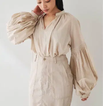 컨디션 최상 윔 가젯 론 개더 블라우스 그레이지 2025SS